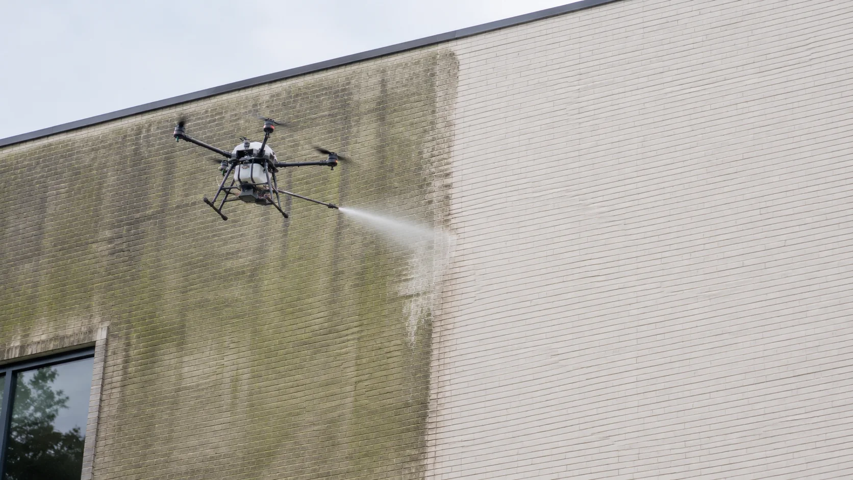 Wat omvat onze drone gevelreiniging?